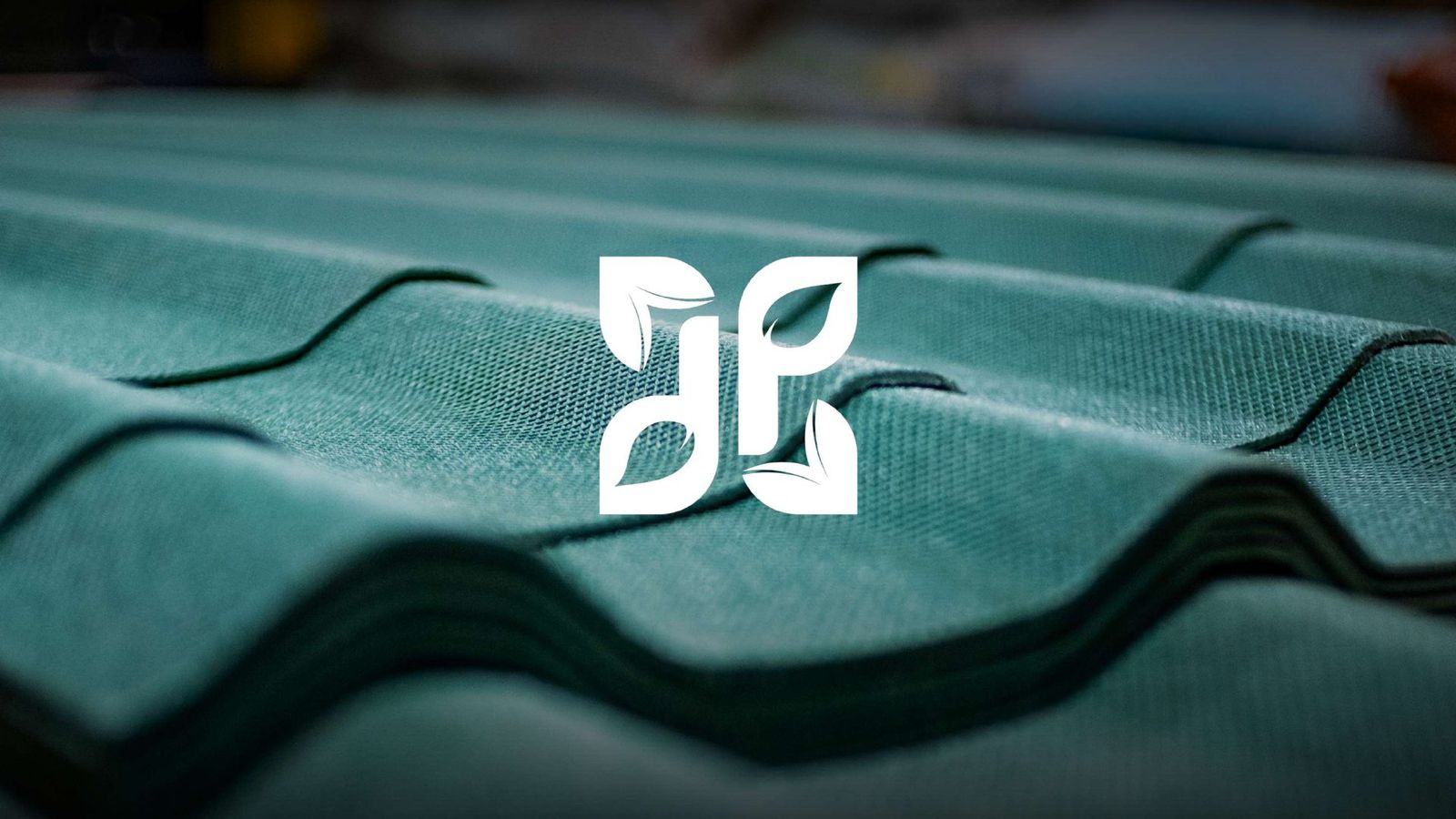 Logo de Delta Plast aplicado sobre una teja