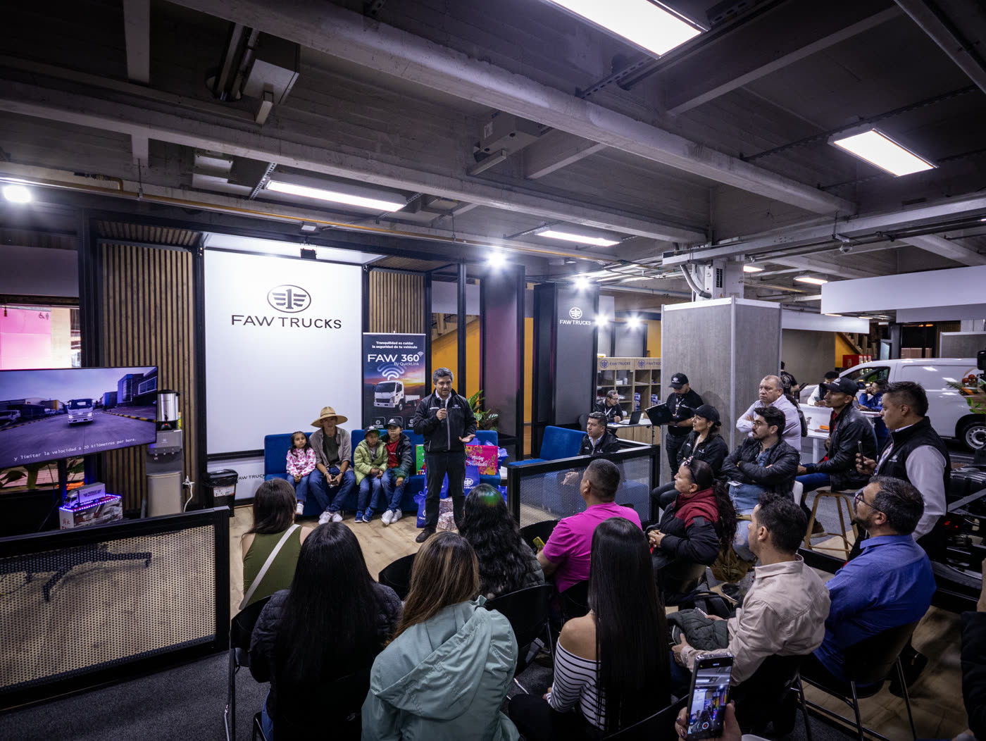 Evento con clientes en una sala de ventas